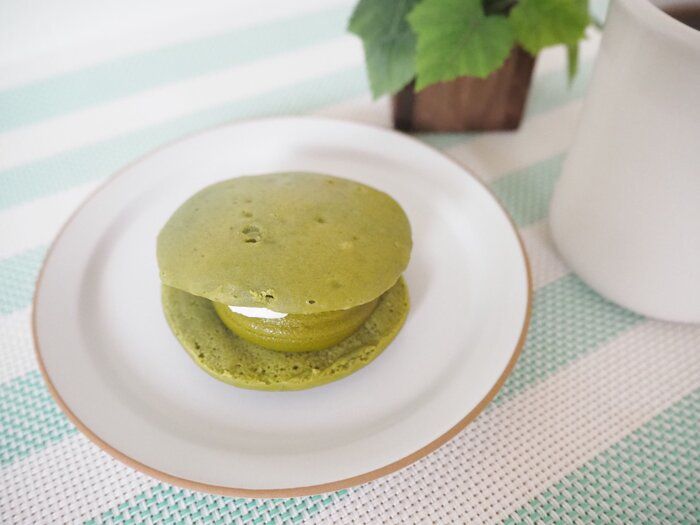 【ミニストップ】「しっとり濃厚抹茶サンド」の溶けるような食感を試してみて！