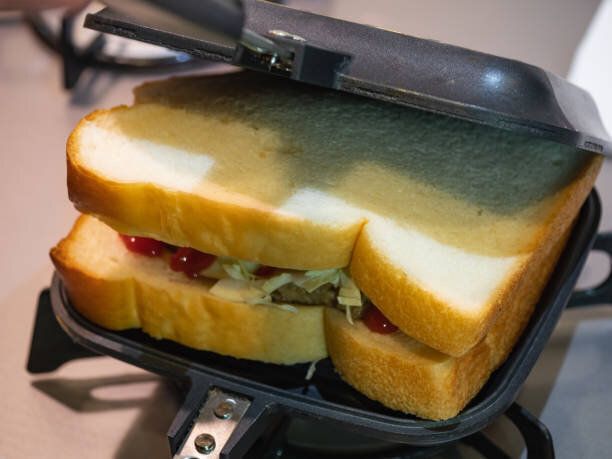 特別なフライパンで作られたトーストサンドイッチ。