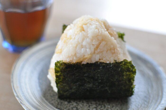 まるで天丼?!材料4つ【揚げ玉おにぎり】麺つゆと混ぜるだけで、手軽に天丼の味が楽しめるレシピ