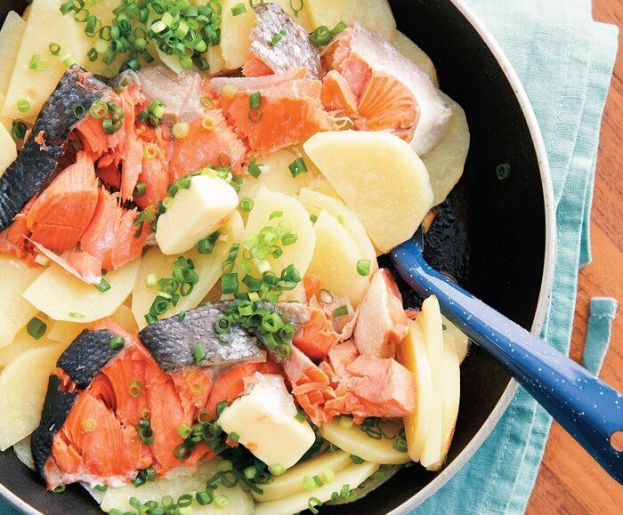 ボリューミー＆味つけいらず！「塩鮭ポテト」のフライパン蒸し