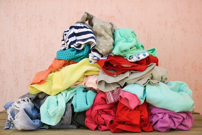 不注意に散らばった服の山。