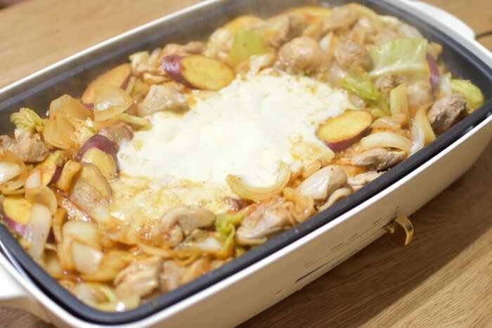寒い日はホットプレートにおまかせ！計量不要で〆までおいしい"チーズタッカルビ"