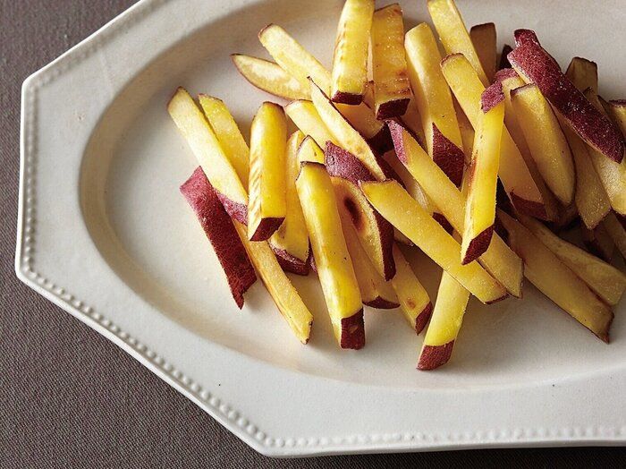 香ばしく炒めたさつまいもを塩味で！さつまいもの塩バター炒め