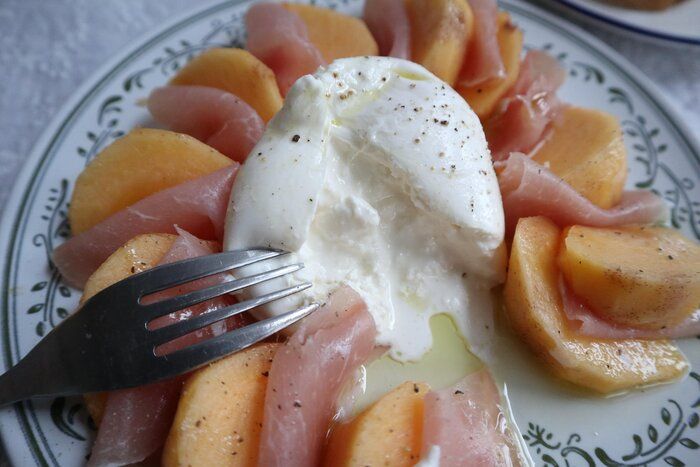 旬の果物をサラダで食べる！秋を感じる【カプレーゼ】で朝ごはん