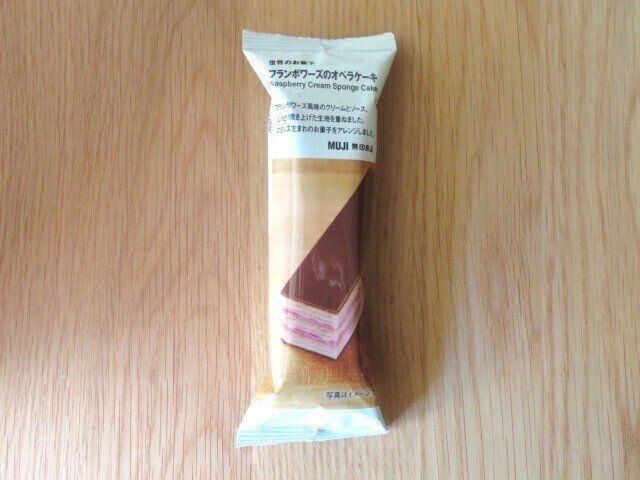 「世界のお菓子 フランボワーズのオペラケーキ」(税込250円)