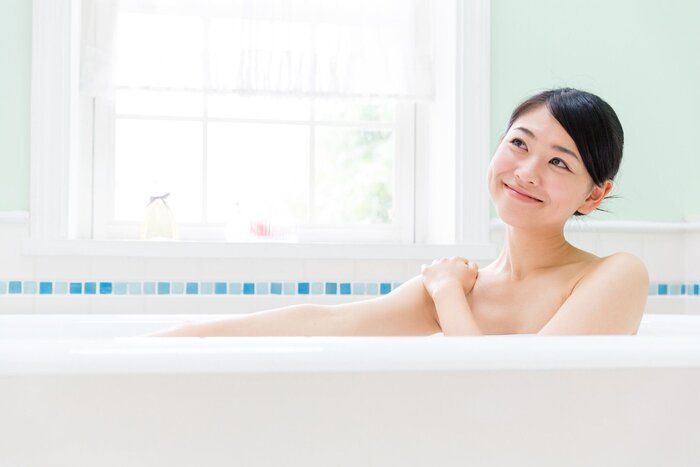 浴室で若いアジア女性