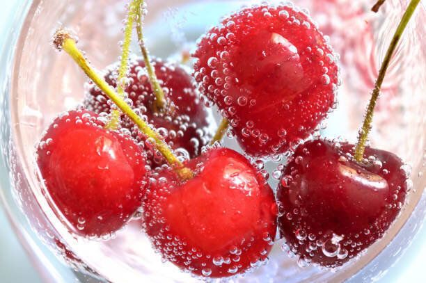 きらめく水の中の桜と泡
