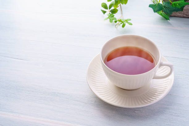 木製のテーブルの上にお茶を入れます。