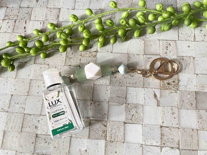 さすがワッツ！他と違うオシャレな携帯ボトルホルダーが110円だよ！