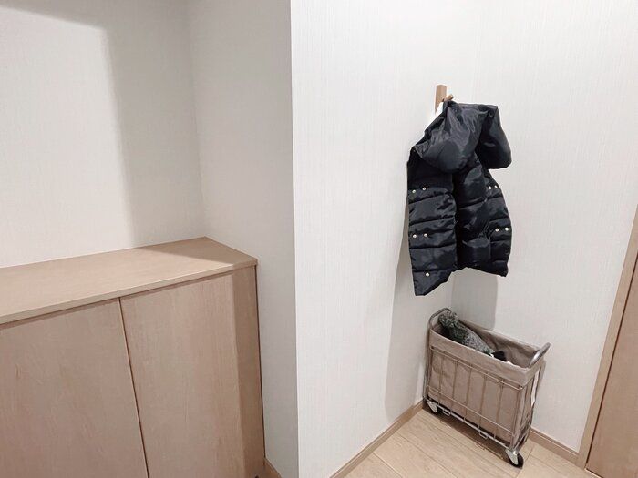 【シンプリストのアウター収納】狭い玄関でもすっきり収納できるフックアイテム3選