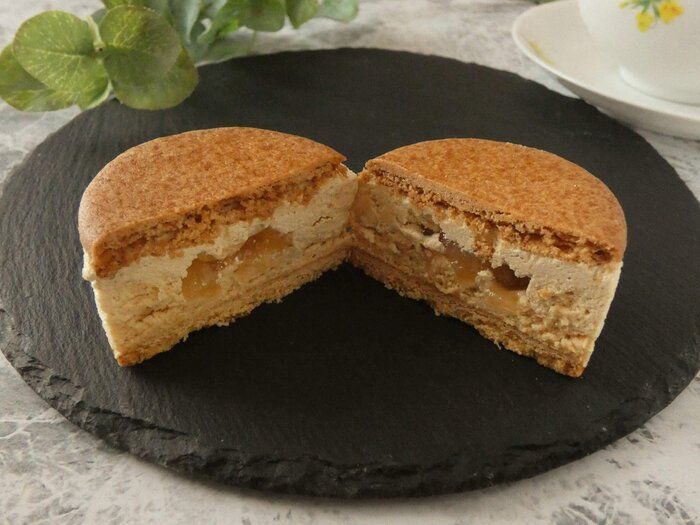 【ファミマ新商品】濃厚クリームで贅沢な味わい「バタービスケットサンド キャラメルりんご」