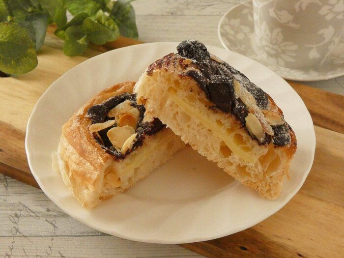 【ファミマ】ザクザク食感の「焼きチョコデニッシュ」はやみつきになるおいしさ！