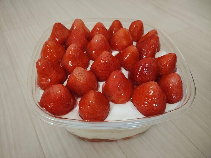 【コストコ】小さくなったけどまだまだお得感高し！「ストロベリーカスタードクリームケーキ」