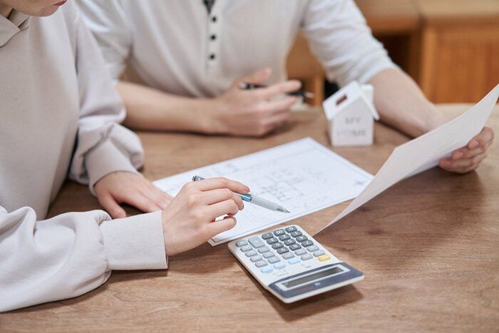 年収700万円台と900万円台【住宅ローン実態】教育費ラッシュに給湯器交換45万に滝汗