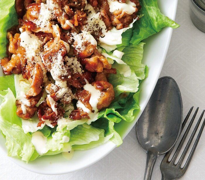 マヨネーズソースとレタスをからめて！甘辛豚のシーザーサラダ風