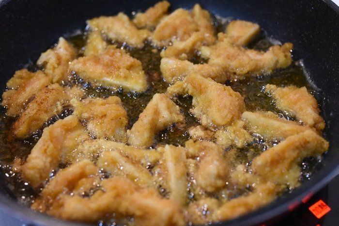 フライパンで揚げるだけで食べることができます。しかも少量の油でOK。