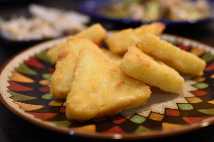 ーズが好きな人にはたまらない濃厚な香りと味。揚げたてを食べると、チーズが糸を引くことも。