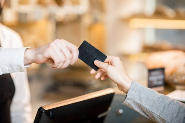 ベーカリー製品の店でクレジット カードで支払い