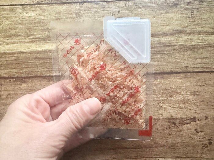 かつお節をサンプルコスメクリップで留めたところ