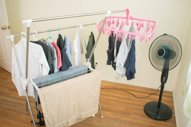 部屋に洗濯ぶら下がって