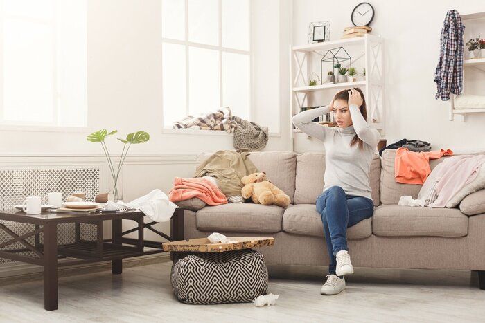 散らかった部屋でソファーに座っていた絶望的な女性