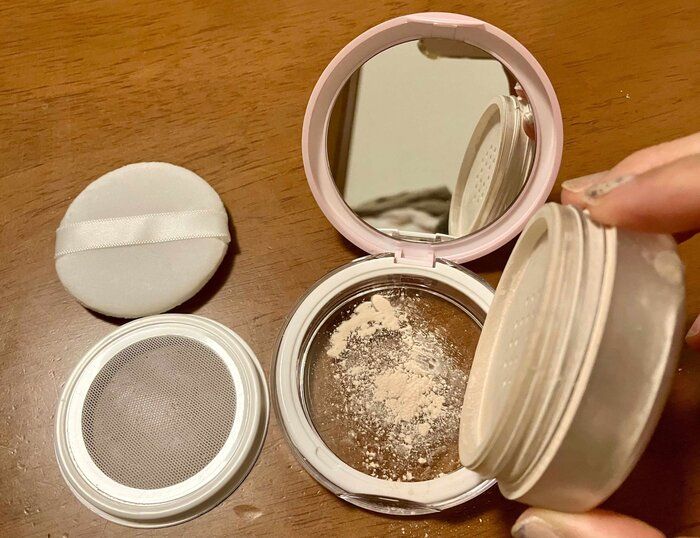 フェイスパウダーを詰め替えます