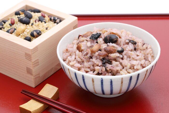 【管理栄養士監修】「赤飯」は太りやすい？気になるカロリーと炭水化物量まとめ