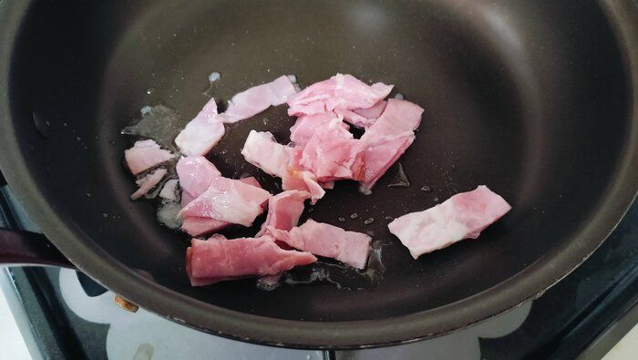 ベーコンを炒める