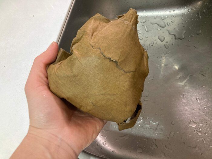 濡らして丸められたピザ箱