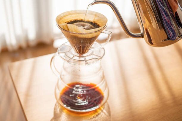 リビングルームでコーヒー醸造を注ぐ