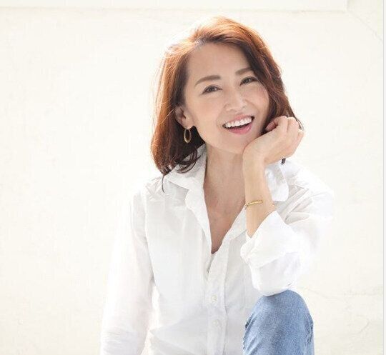 21最新 40代女性に人気のセミロング ミディアムヘアカタログ 美容師がおすすめするおしゃれ髪型45選 サンキュ