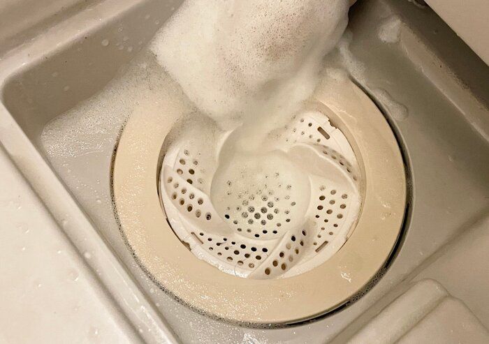 お風呂掃除で髪の毛を簡単に取る方法｜溶かし方や便利グッズの紹介も！