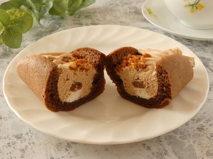 【ファミマ】人気スイーツの新作登場！「ふわふわケーキオムレット モンブラン」は極ふわ濃厚な贅沢栗スイーツ