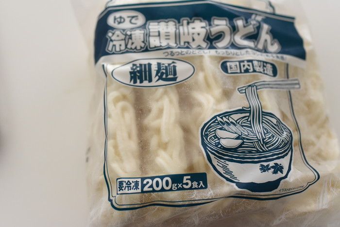 冷凍庫の定番となっている冷凍うどん。業務スーパーの「冷凍讃岐うどん(細麺)」は国内製造で5食入り