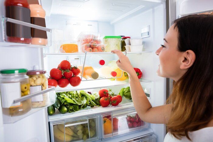 女性を検索して、冷蔵庫でのお食事