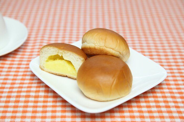 皿の上のクリームのパン