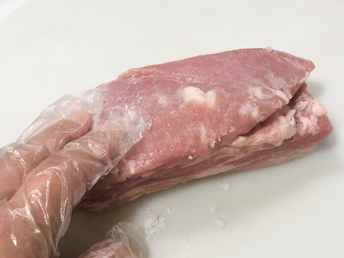 塩を肉にすり込む