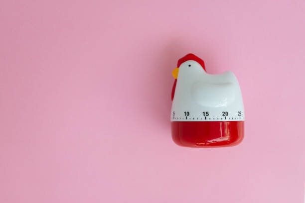 ピンクの背景に鶏のようにクッキングタイマー