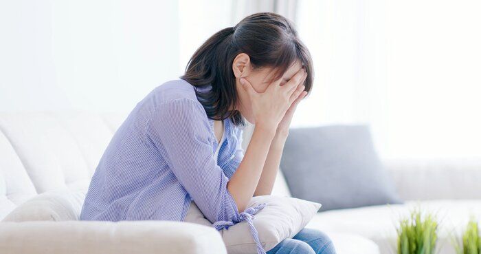 うつ病の女性が何かを考える