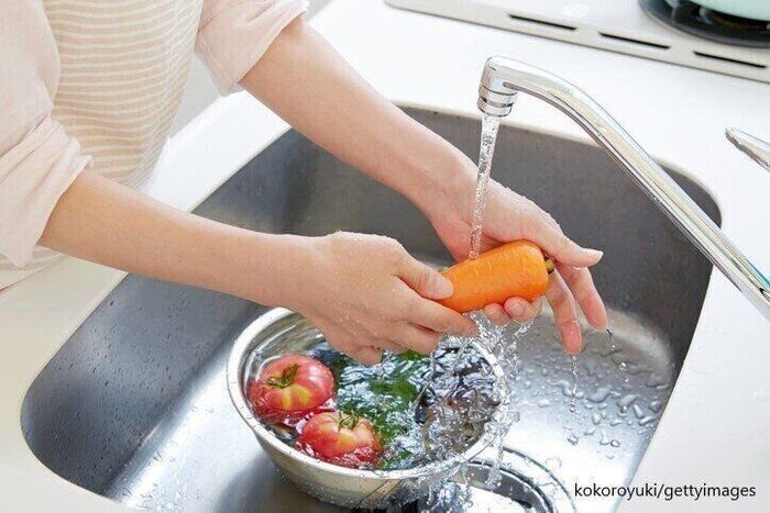 その手があったか！キッチンに必ずあるアレが根菜洗いに超便利！