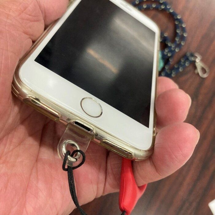 【ダイソー】これでもう絶対スマホを落とさない!?スマホ落下を防止する「フィンガーストラップ」