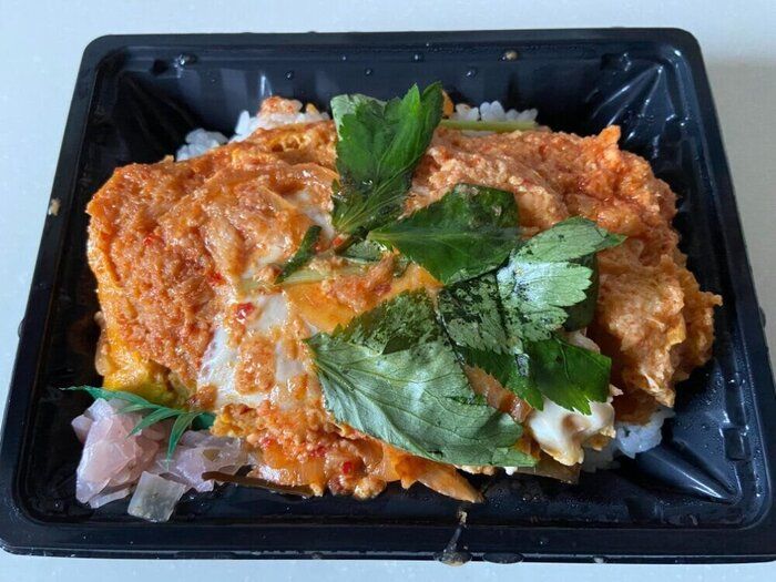 【ロピア】ありそうでなかった！カツ丼が旨辛でやみつきになるおいしさ