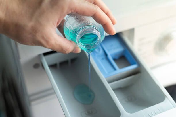洗濯機ディスペンサーコンパートメントに洗剤を充填