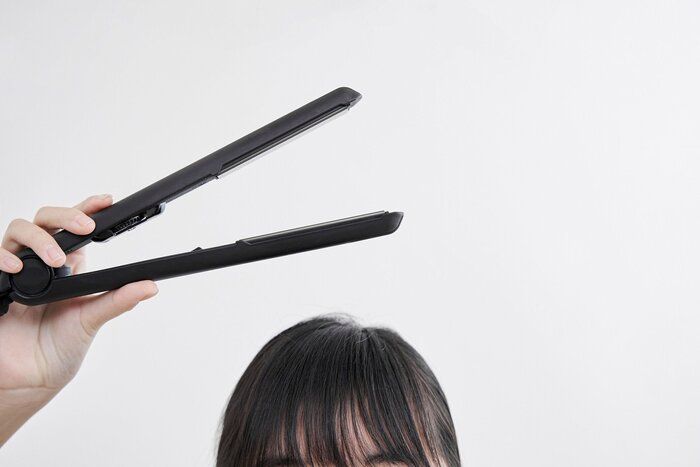 前髪を作る日本の中学生の女の子