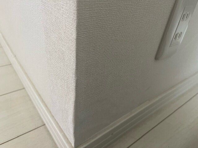 【キャンドゥ】DIY苦手さん必見！貼るだけ！壁紙補修シートで壁紙が素通り！