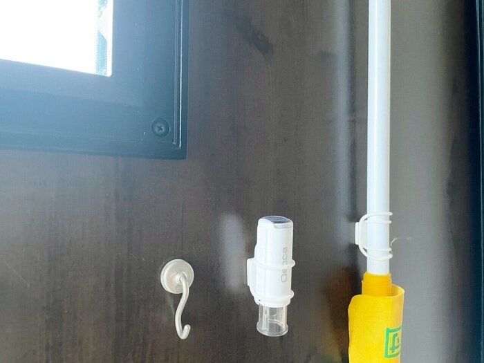 さっと取れて忘れ物防止に！ペタッと貼れるセリアのハンコホルダー