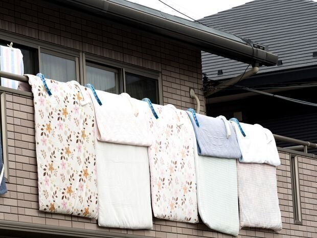 ベランダで布団干しは汚い?!掃除方法やアイディアグッズを紹介