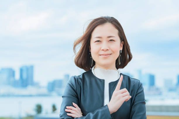 人差し指を上げる女性
