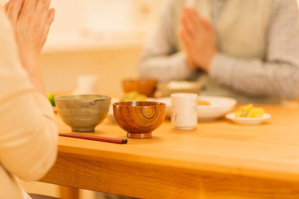 先輩夫婦が夕食を食べて