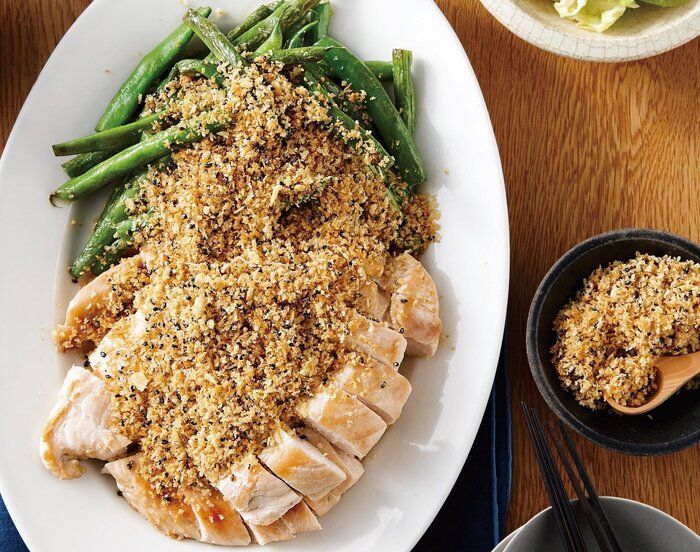 香ばしいパン粉でがっつり！チキンソテーのカリカリごまパン粉のせ